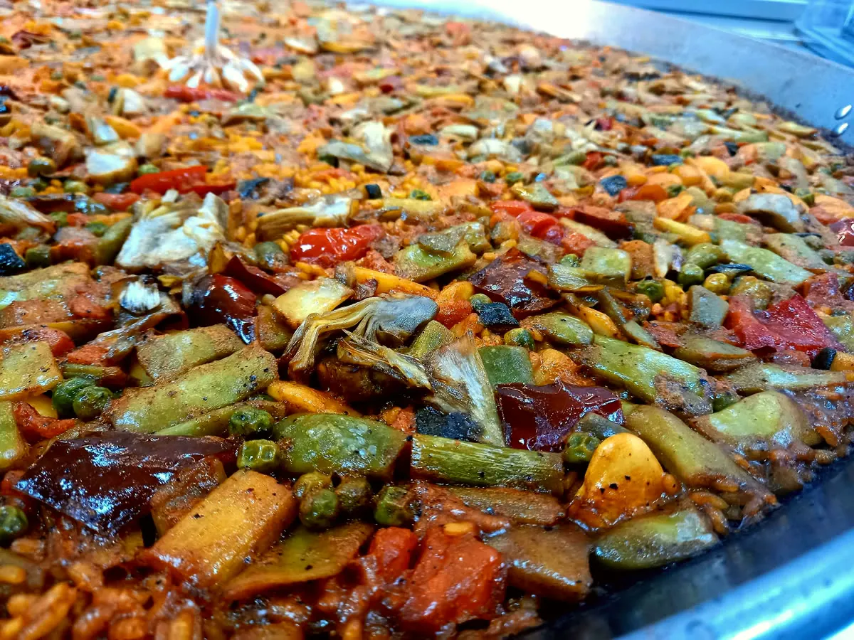 Paella de verduras recién hecha en la paellera grande