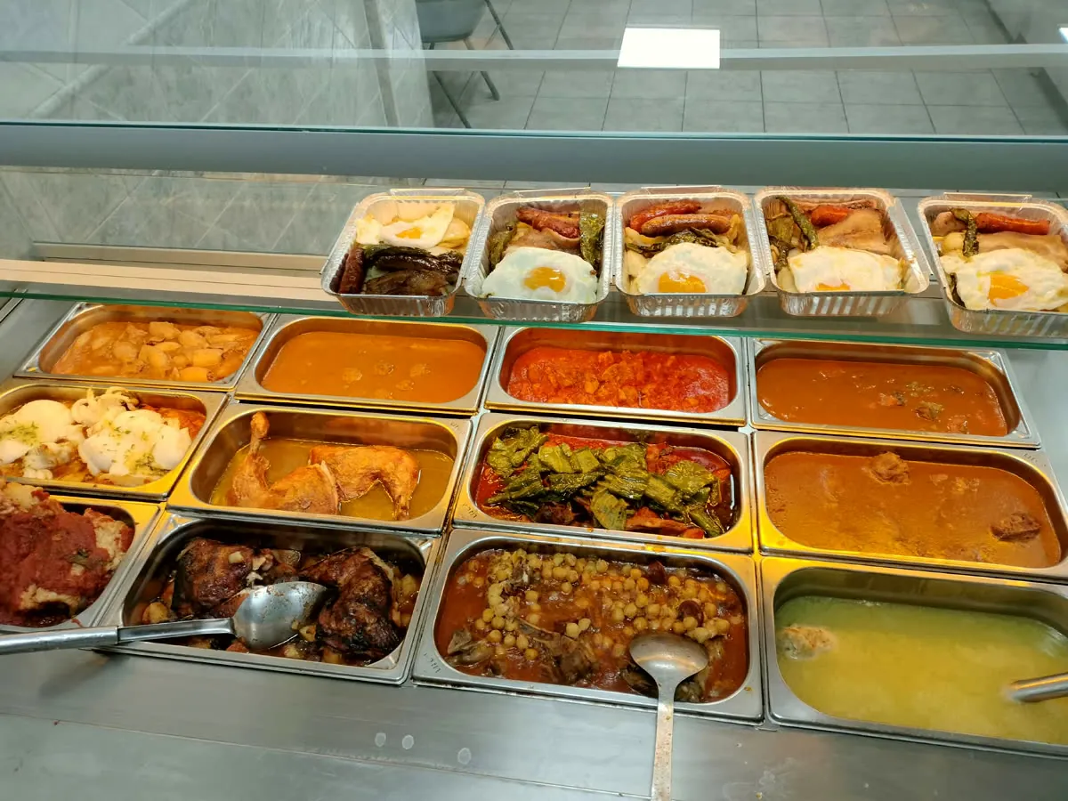 Bandejas de guisos y platos del día en la vitrina